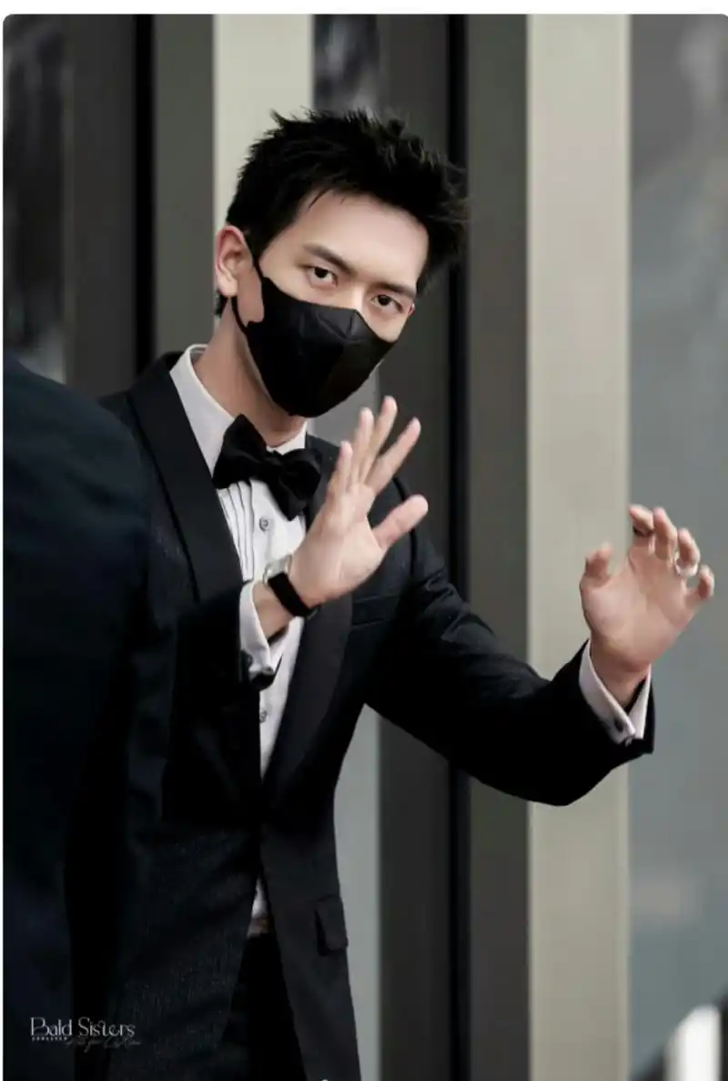 李现现偶霸总:时尚芭莎红毯造型西装领结儒雅绅士 李现身着绅士黑西装