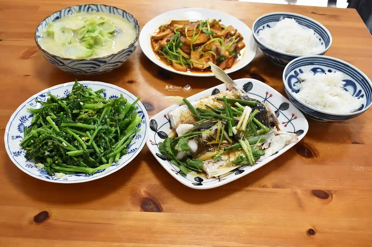 南方老两口的午餐,有荤有素还有汤,好吃又好做,家常便饭吃着香