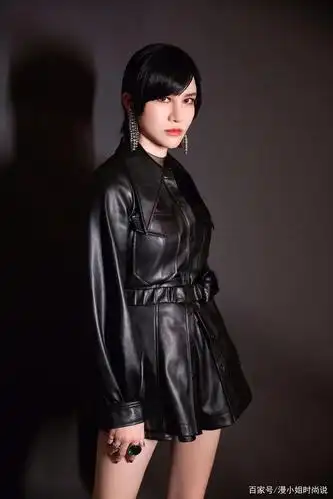 尚雯婕穿皮衣搭配高筒鞋,气场一点都不输小姑娘