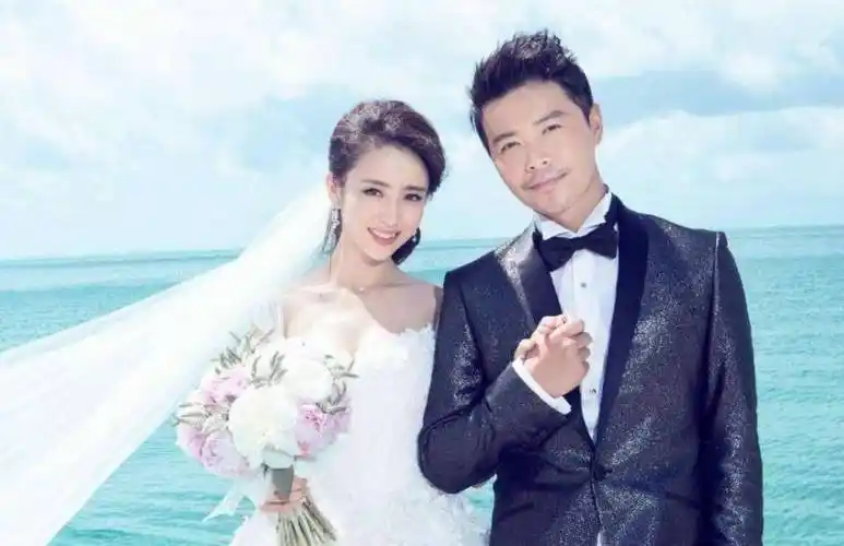 《唐人街探案》的媒体探班照,该片的导演陈思诚和妻子佟丽娅甜蜜互动