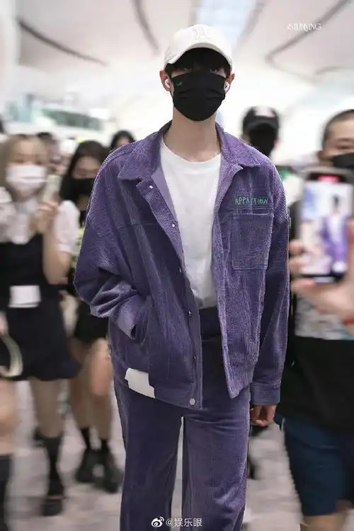 朱志鑫 王牌ace#朱志鑫今日份机场饭拍look是香芋紫味的初秋少年～谁