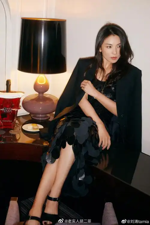 刘涛巴黎露台大片##刘涛黑色亮片裙造型