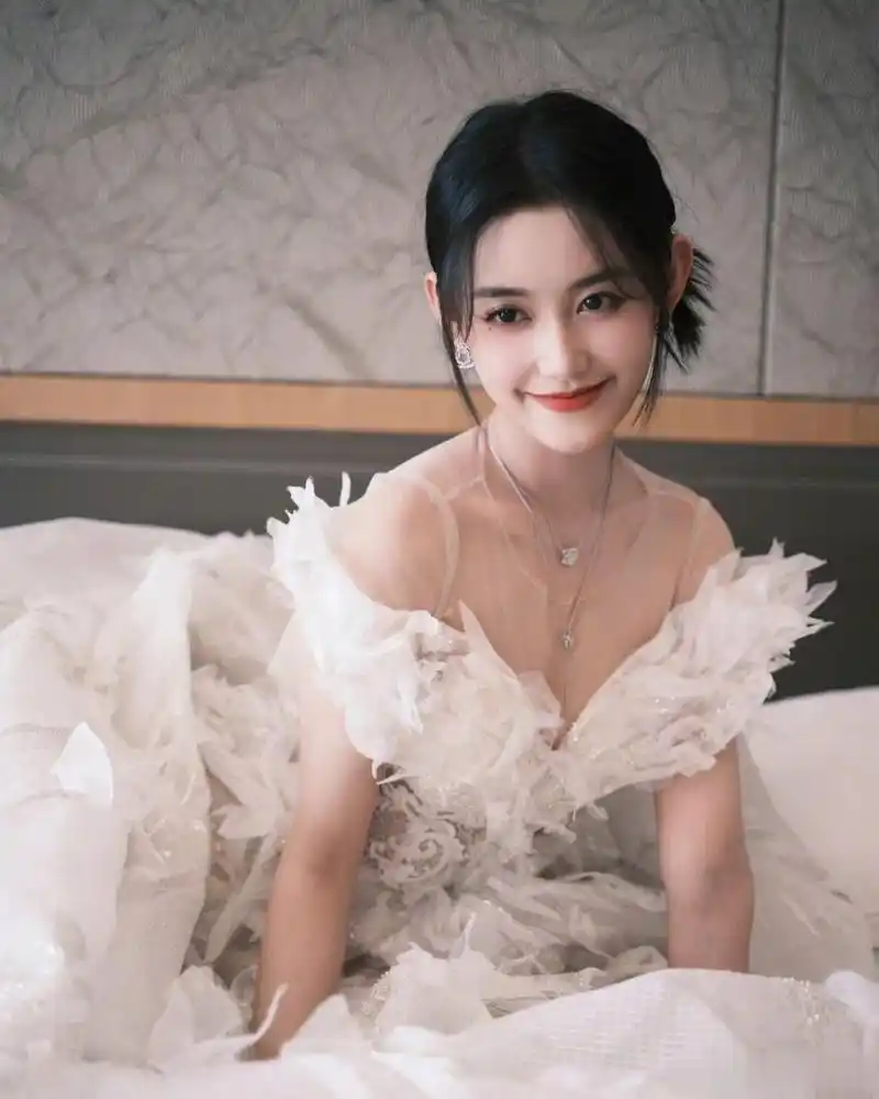 98哇哦,小仙女们有没有被蒋依依这一袭白色抹胸礼服裙给美到呢?