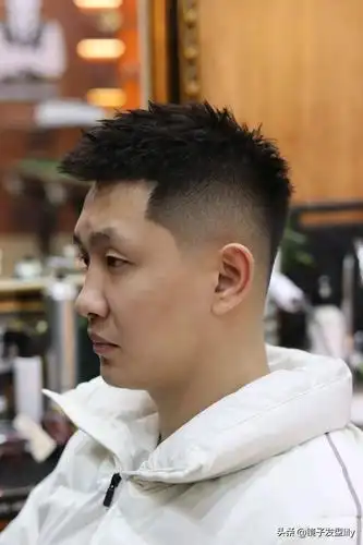 飞机头一般头顶长度会保留3到5厘米左右,太短体现不出很好的立体感,太