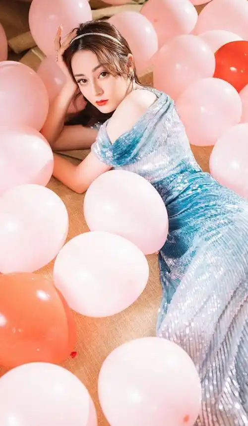 在这组以"美人鱼"为主题的艺术写真中,迪丽热巴海选择了深v的美人鱼蓝