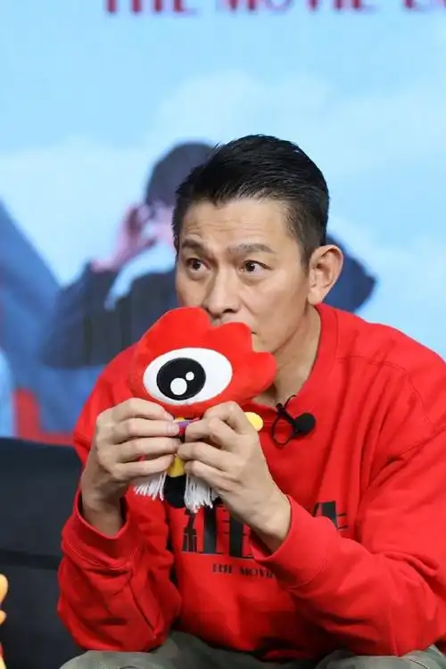 不会自己的发型自己剪吧,和理发店90剪的一模一样,应该向刘德华请教