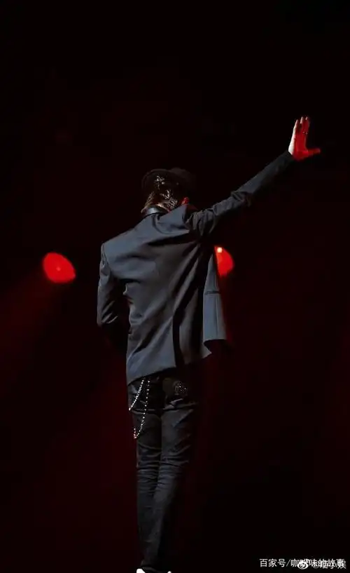 感受王一博超绝背影杀,安全感满满的肩宽后背,没有正脸也心动