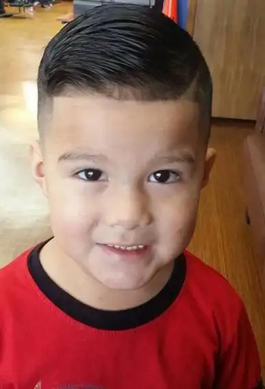 小男孩短头发剪桃心刘海发型男孩短头发无刘海流行发型男孩短头发两边