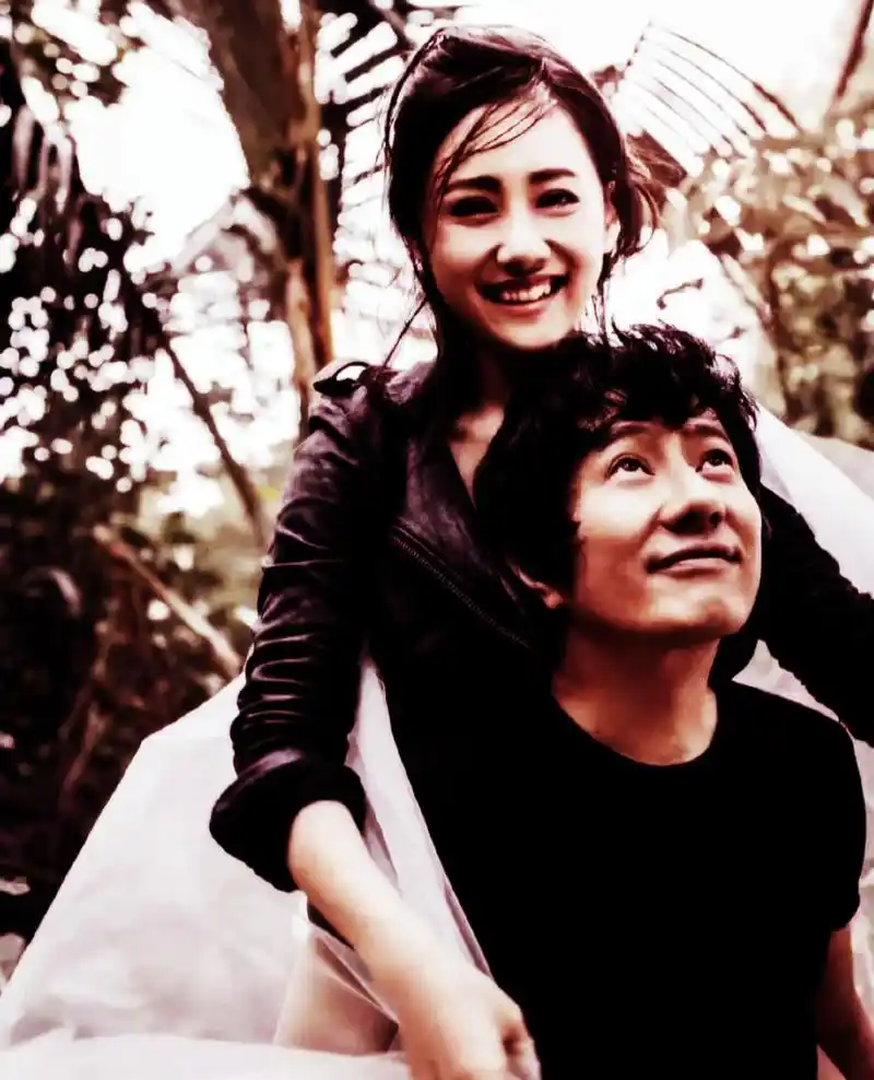 好喜欢刘芸和舒淇轻松无拘无束的婚纱照!