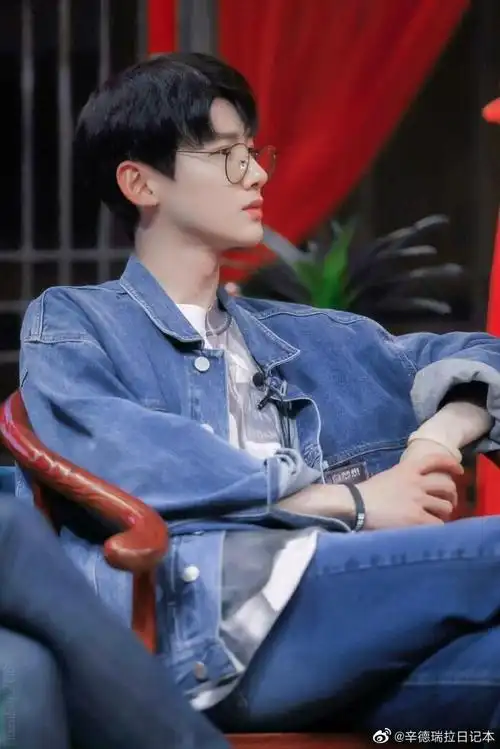 谁来救救白敬亭#戴眼镜的白敬亭,谁来救救我01