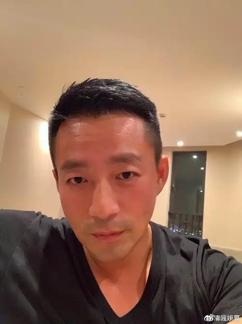 汤珈铖真言情男主,外形条件不输吴永恩,这长相已经可以当演员了