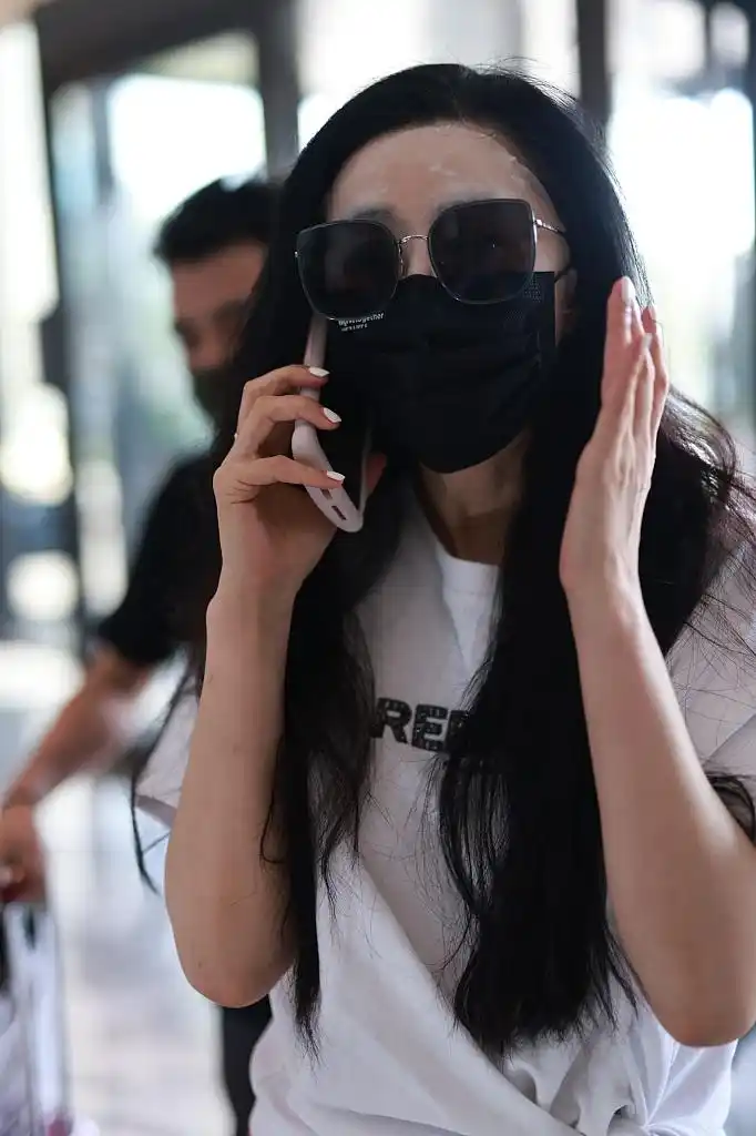 组图:精致!范冰冰敷面膜现身机场 搭配粉色半身裙少女心十足