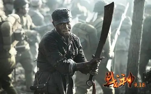 龙大谷(陈思诚)手握大刀气势惊人,震慑日军