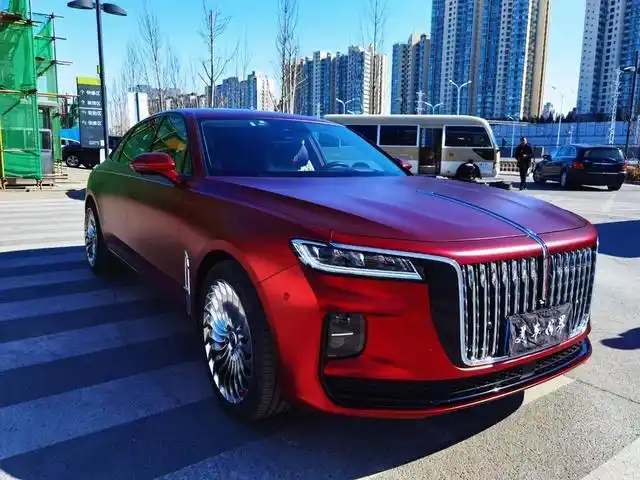 新一代红旗h5亮相街头,车长超5米配2.0t 8at,15万起能不能火?