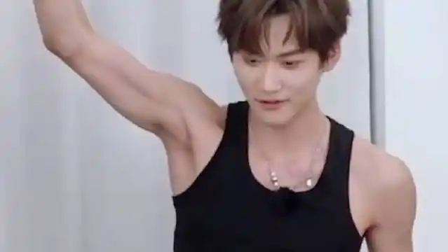 斯哈01周柯宇的手臂肌肉线条我真的救