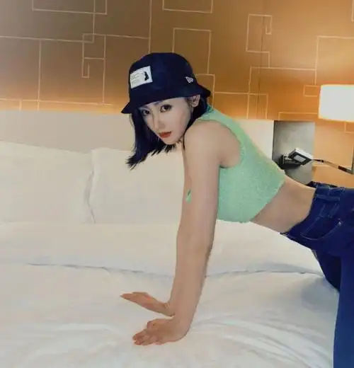 张天爱穿"儿童背心"秀腹肌,身材羡煞旁人,网友:直男斩女神