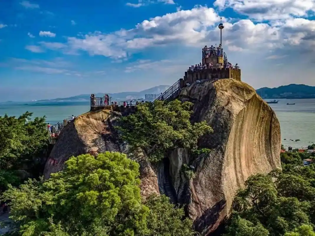 福建旅游景点大全#  #城市大玩家# @百家本地君  日光岩:鼓浪屿的