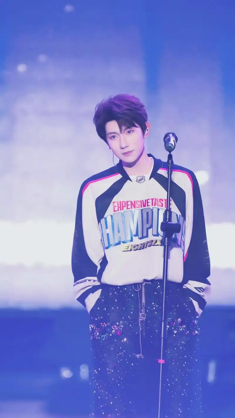 王源壁纸.最后几张有点好磕#王源 #王源林宥嘉 #王源演唱会