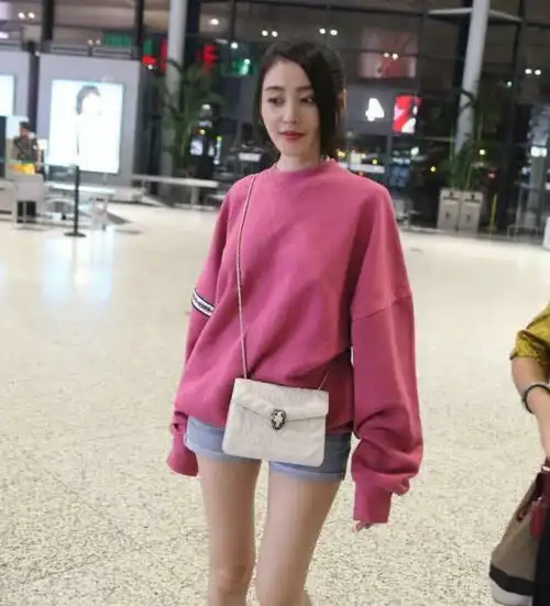 张天爱现身机场饭拍镜头下腿缝太宽引注目网友有男朋友了