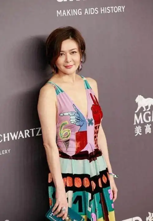 58岁关之琳又美出圈了穿深v领印花裙真优雅配短发有尤物气质