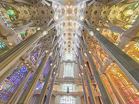 内景,神圣家族教堂,安东尼奥-高迪,巴塞罗那,加泰罗尼亚,西班牙,欧洲