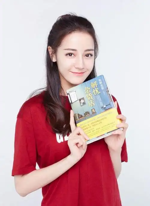 主要讲述的是拜金女刘佳音(迪丽热巴饰)破产后赖上了来租房子的抠门