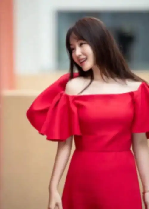 照片中,杨钰莹身穿一件喜庆的红色连衣裙,光彩照人,你能看出"岗