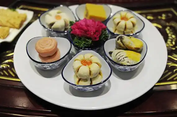 p>满点即满族的糕点,在中国烹任史上占有重要地位,素有"满点汉菜"之