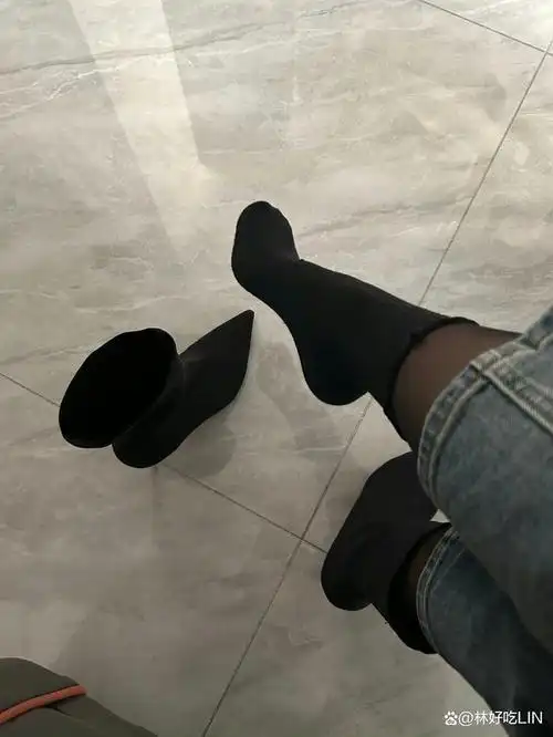 可是只要一穿丝袜,脚就会有一股浓烈的酸臭味,就算是每天洗脚也仍然会