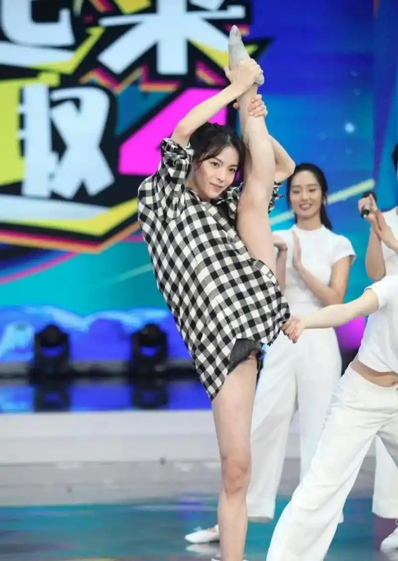 钟楚曦在综艺节目上展示一字马走光,吓得苗苗赶紧拉衣服帮忙遮挡,网友