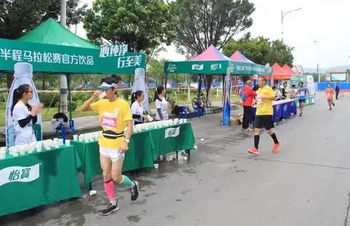 韶关半程马拉松参赛选手在补给点喝水.刘嘉健 摄