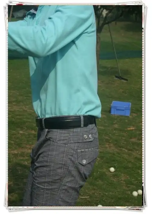 试想一下在正式的场合,配上商务西裤,那股因自信而生的气势自然流露