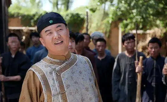 他演了三十年配角,至今未婚!是胡歌最为敬重的老戏骨