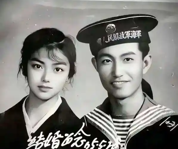来自1965年的结婚照不得不说这对新人的颜值即便放在