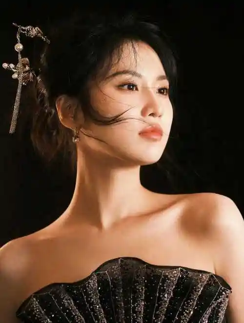 张慧雯获"新时代最具挑战女演员" 中式旗袍尽显国风韵调