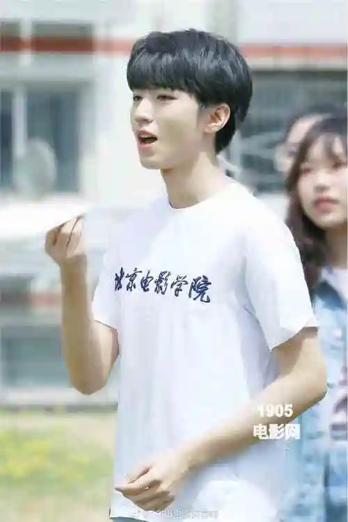 王俊凯现身北电拍毕业照 穿限定学士服模样乖巧