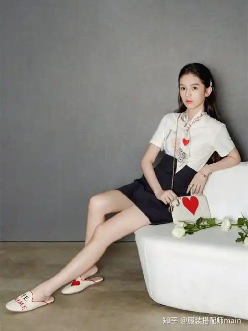 "魏莱"真是宝藏女孩!21岁周也私服清爽简洁,穿成少女们的典范