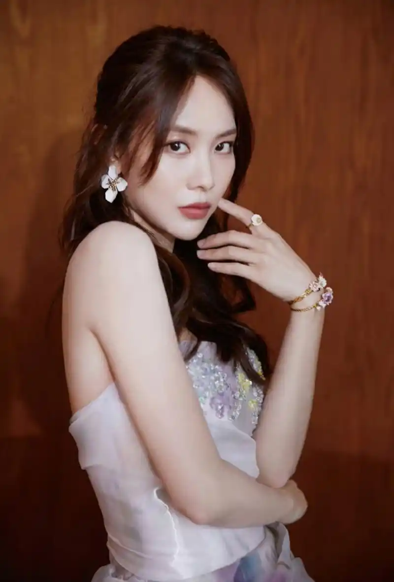 花样少女#王霏霏# 肤白貌美的容颜,窈窕曼妙的身材,白皙水嫩的大长腿