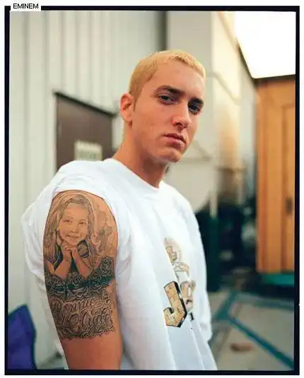 eminem可以说是说唱界最具话题的巨星,尤其是作为白人说唱歌手的他