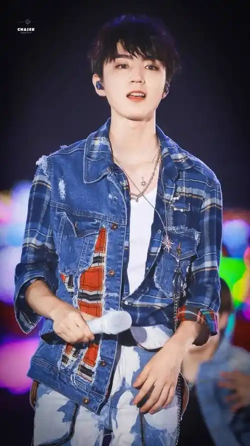 你可以永远相信王俊凯十周年准备好带着蓝色灯牌看帅哥karry全场了没