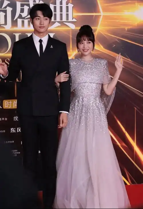 时尚盛典红毯:金晨秀恩爱,吴宣仪的腿,娜扎的妩媚,喻言惹争议_礼服