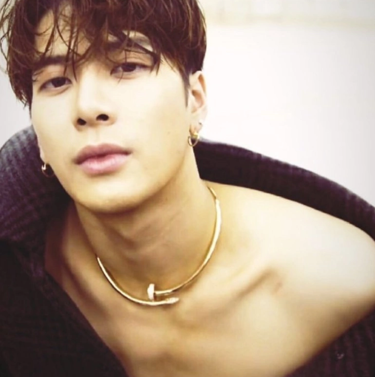 喷鼻血预警!王嘉尔半露香肩展致命诱惑