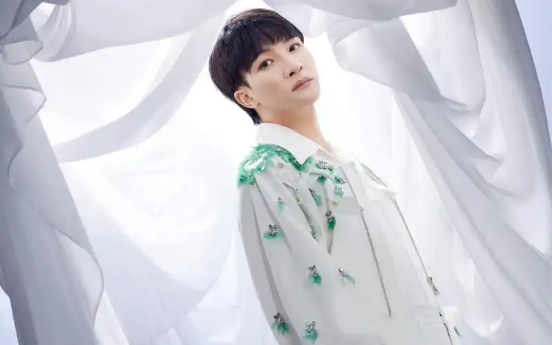 周深 在#晚八点歌会# 带来《璀璨冒险人》舞台.