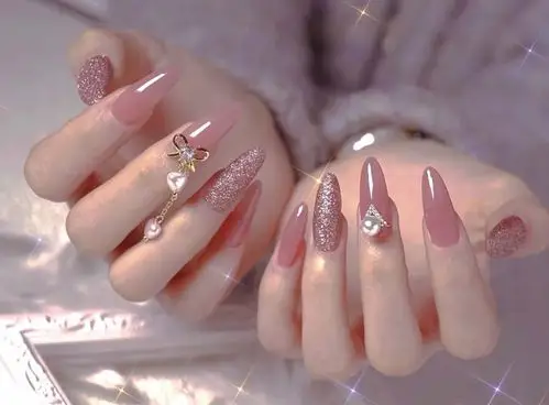 2021夏季最流行的晶石猫眼美甲图