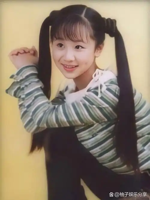 杨紫早期出道照片,甜甜的小酒窝笑起来好可爱啊!