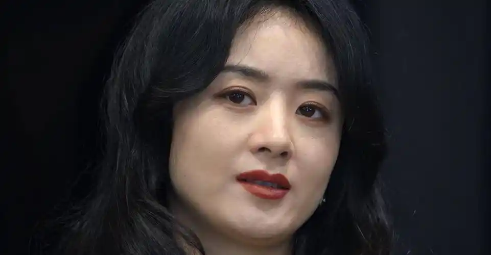 看了《风吹半夏》,庆幸国产剧不再被烤瓷牙,一字眉"绑架"了_赵丽颖