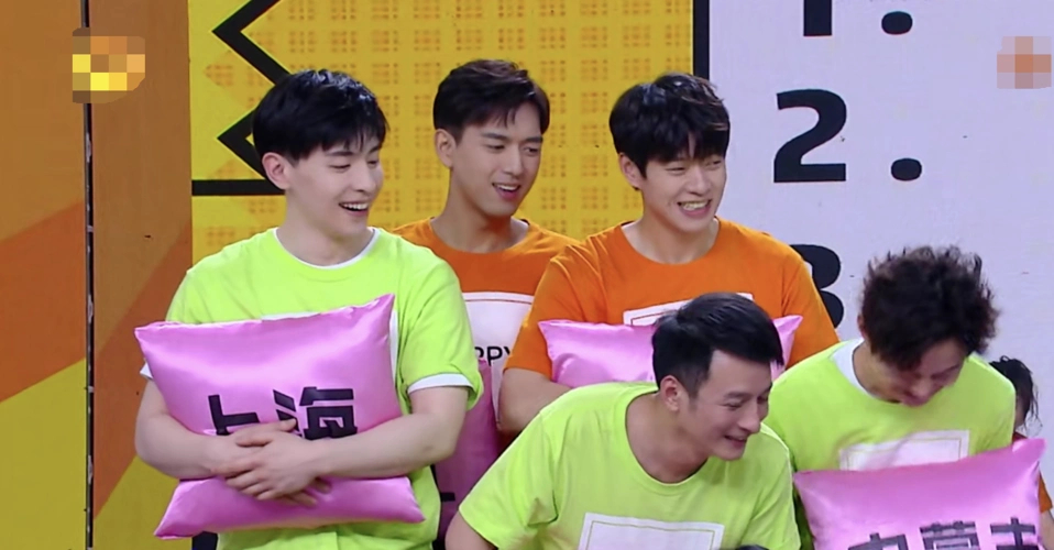 《快乐大本营》,同期去的还有同组的牛美丽扮演者倪虹洁,还有魏大勋