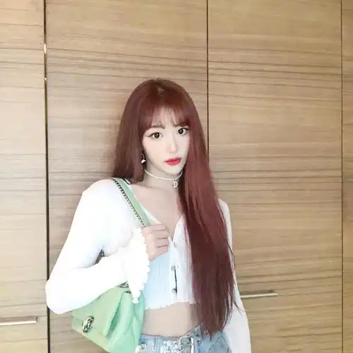 简介:孔雪儿性感露腰私服照图片,分享一组孔雪儿图片给大家,图中的