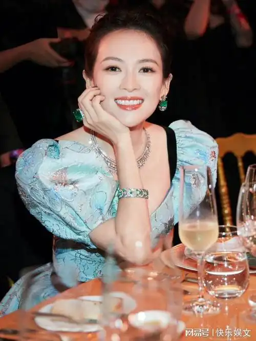 45岁章子怡离婚后罕见现身晒坐飞机照独自过生日感慨人生有幸