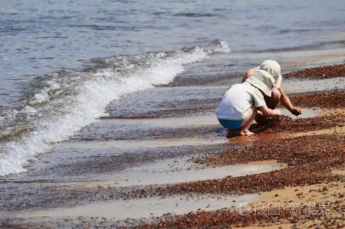 在沙滩上玩耍的两个小男孩